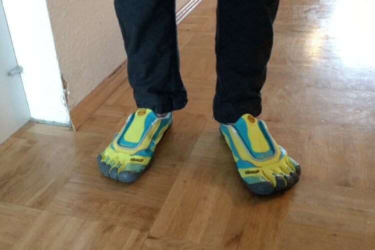Das Kind hat neue Schuhe